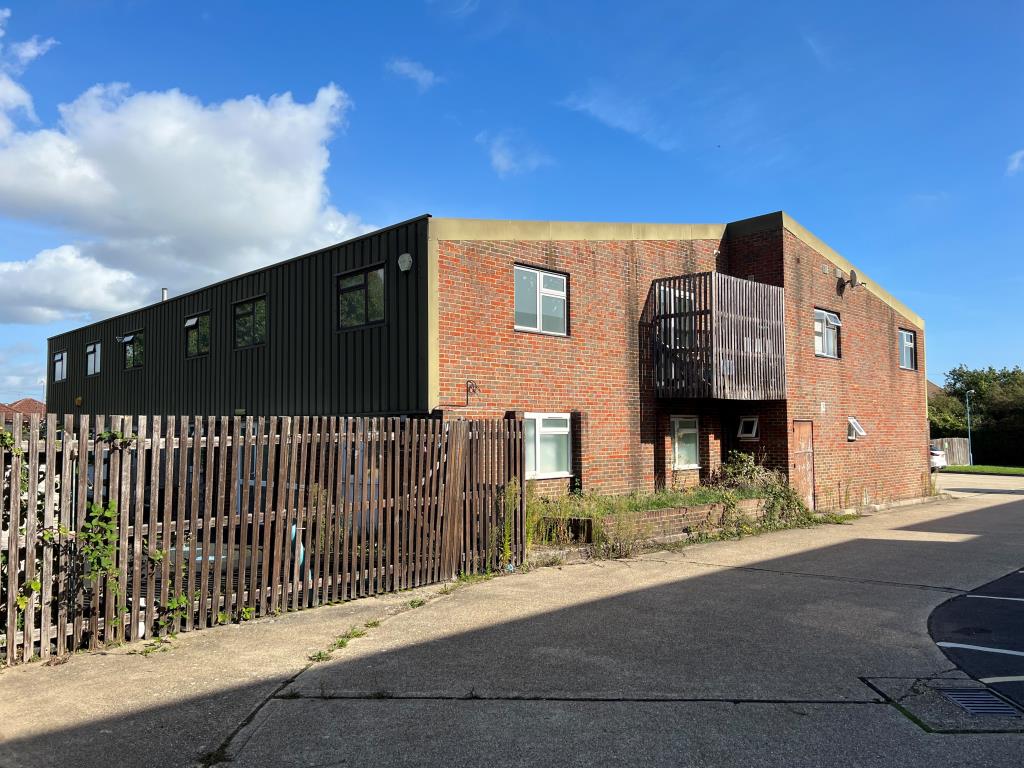 Lot: 106 - PARTIALLY OCCUPIED MIXED FREEHOLD INVESTMENT OPPORTUNITY - 